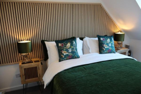 THE HIDEAWAY - LUXURY SELF CATERING COASTAL APARTMENT with PRIVATE ENTRANCE & KEY BOX ENTRY JUST A FEW MINUTES WALK TO THE BEACH, SOLENT WAY WALK, SHOPS and many EATERIES & BARS - FREE OFF ROAD PARKIN